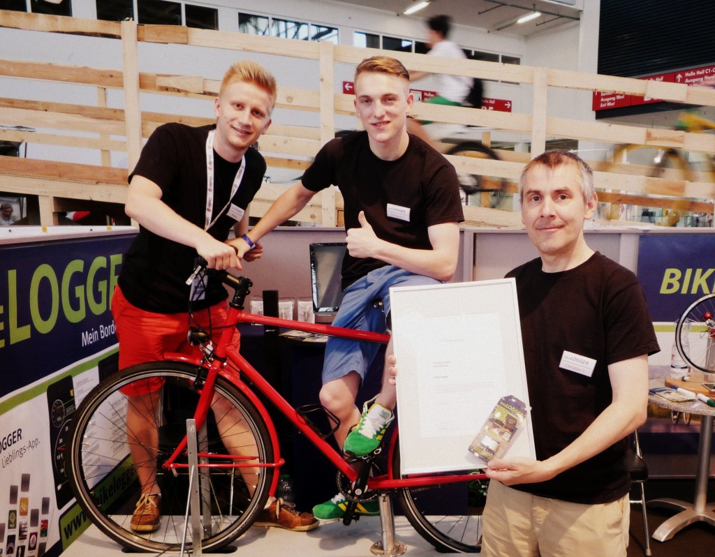 Das BikeLogger-Team bekommt die Urkunde zum ISPO BRANDNEW Award während der ISPO BIKE 2013 überreicht.